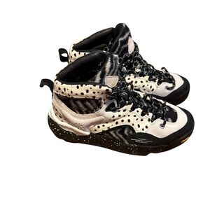 Women’s boots vibram dandelion new no box. Size 7